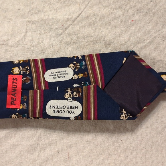 Peanuts Charlie Brown and Snoopy Tie "You Come Here Often?" - Picture 5 of 5